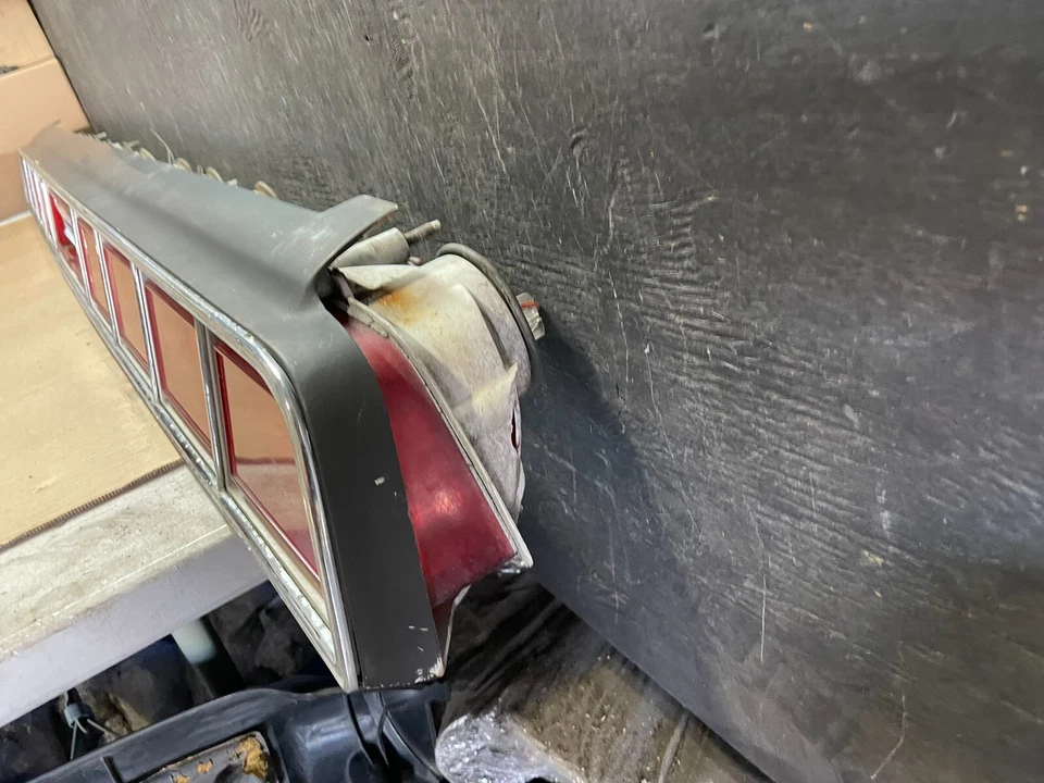 Panel de luz trasera Ford Thunderbird 1973 a 1975 OEM# D3SZ13404A73 L9128 Foto 2 de 4