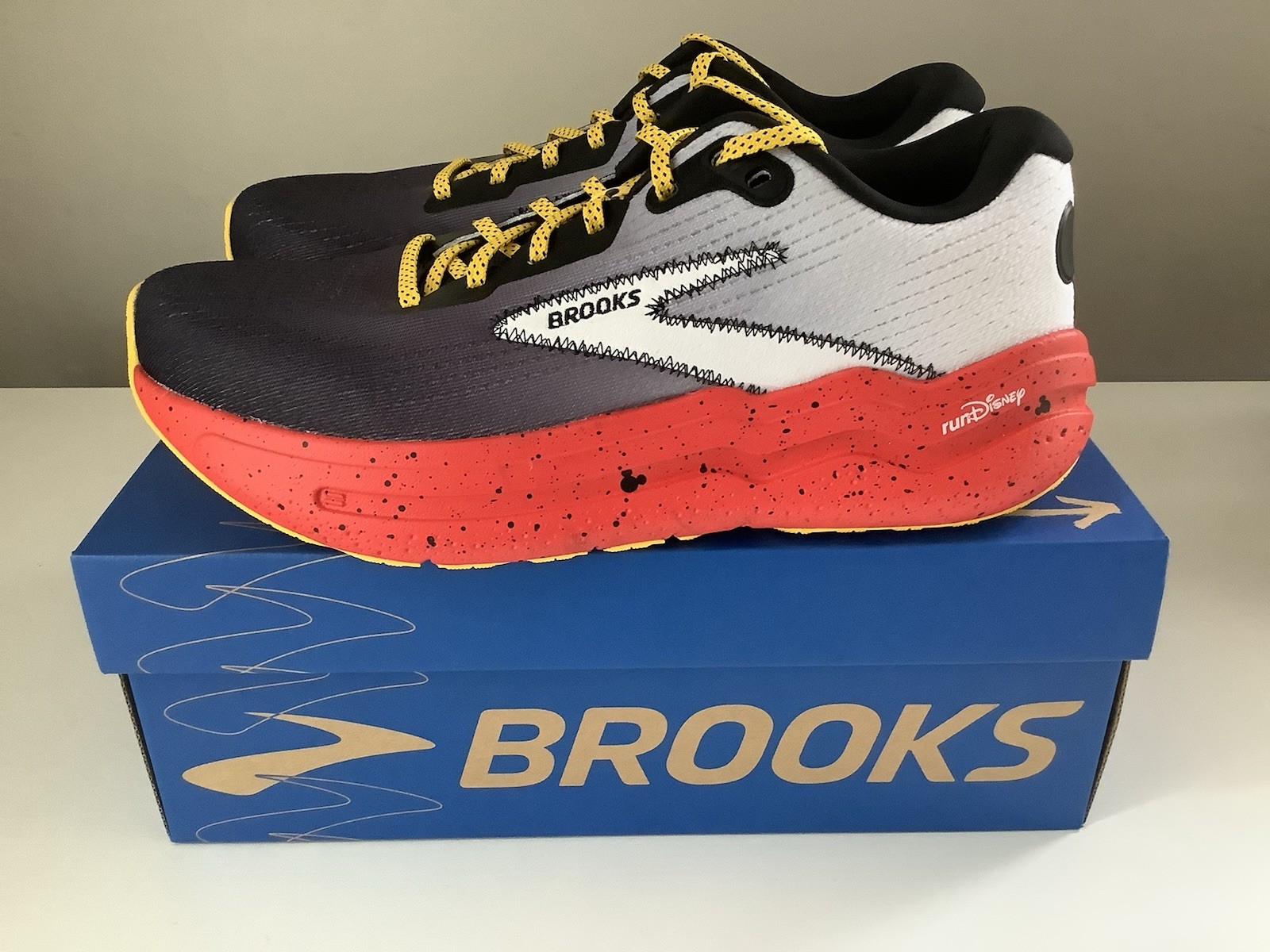 NEW Brooks runDisney Ghost Max 2 Mickey Mouse Women’s Running Shoes - Sz 9.5