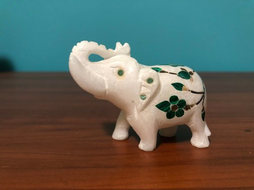 Antigua estatuilla curva "elefante cargando" rara de mármol blanco con incrustaciones de esmeralda - Imagen 2 de 9