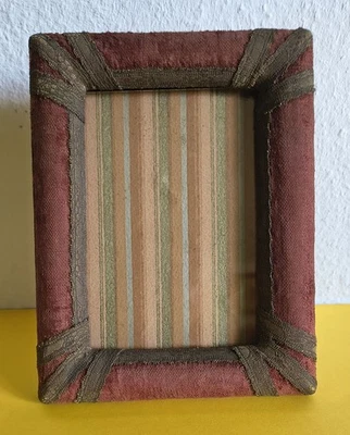 Art Deco Standrahmen 18,5x14,5 cm um 1910/5, Seide bezoges Holz, Goldlitze, Glas - Bild 1 von 3