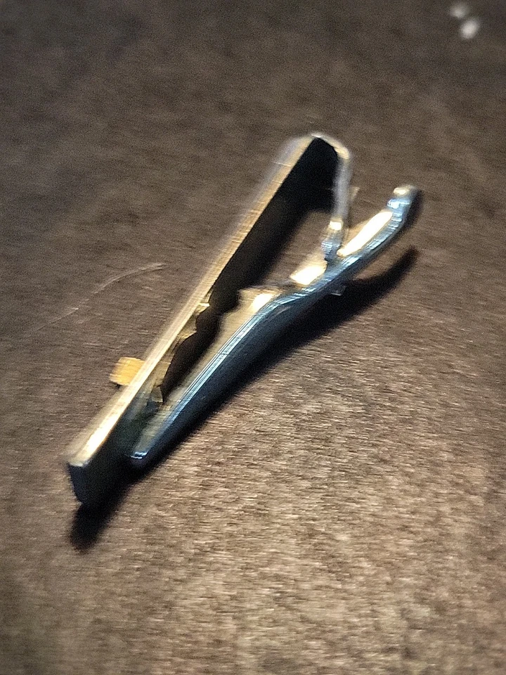 Clip de corbata vintage Swank tono plata con acento dorado clásico mediados de siglo Foto 2 de 4