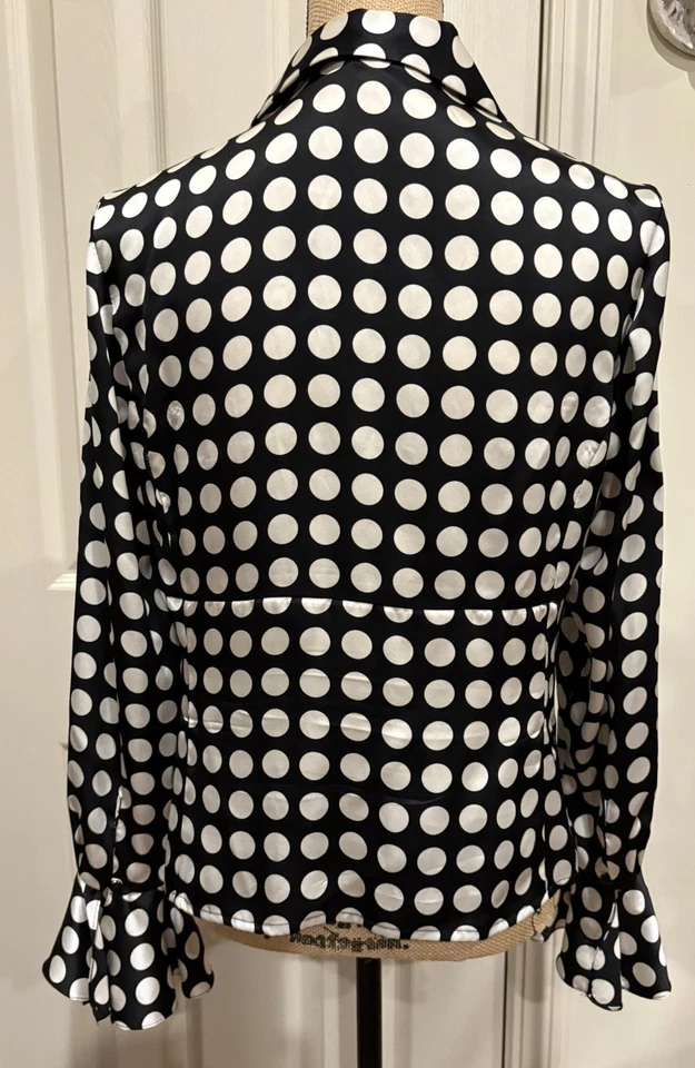 Blusa de seda Anne Klein cuello con volantes muñecas cuello en V talla 6 lunares blanco y negro Foto 4 de 4