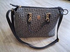 Bolso de Mano Tommy Hilfiger Monograma Negro Blanco con Herrajes Dorados y Mini Bolsa
