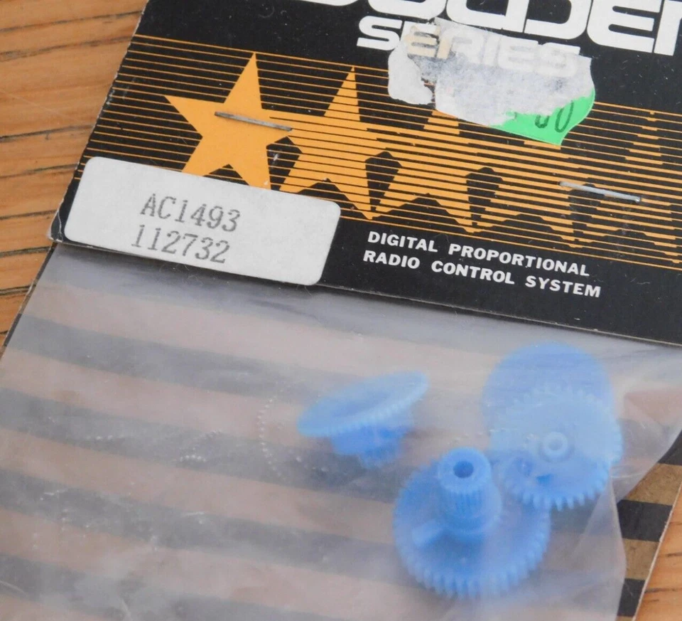 LOT 4 THUNDER TIGER GOLDEN SERIES S15 AC1493 AC1490 AG2063 PIGNON boitier SERVO - Photo 3/4