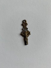 Antico piccolo ciondolo crocefisso in lamierino metallico (rif 0101)