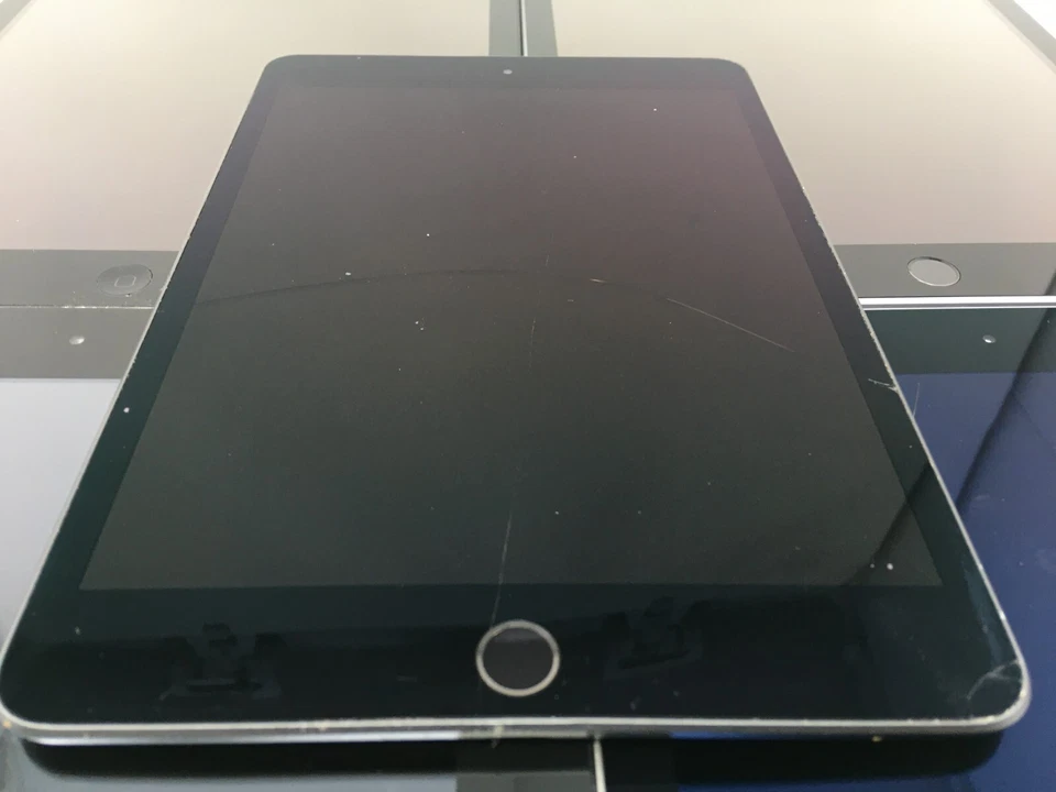 Lot Of 5 Apple iPad A2133/A1822/A1397/A1474/A1566 For Parts Or Repair - Image 4 of 4