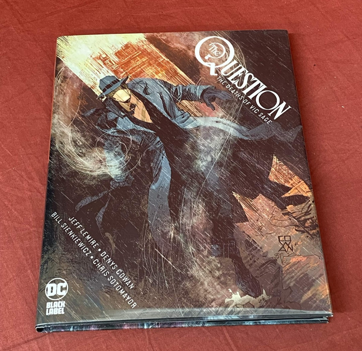 The Question The Deaths of Vic Sage DC COMICS HARDCOVER Jeff Lemire Denys Cowan