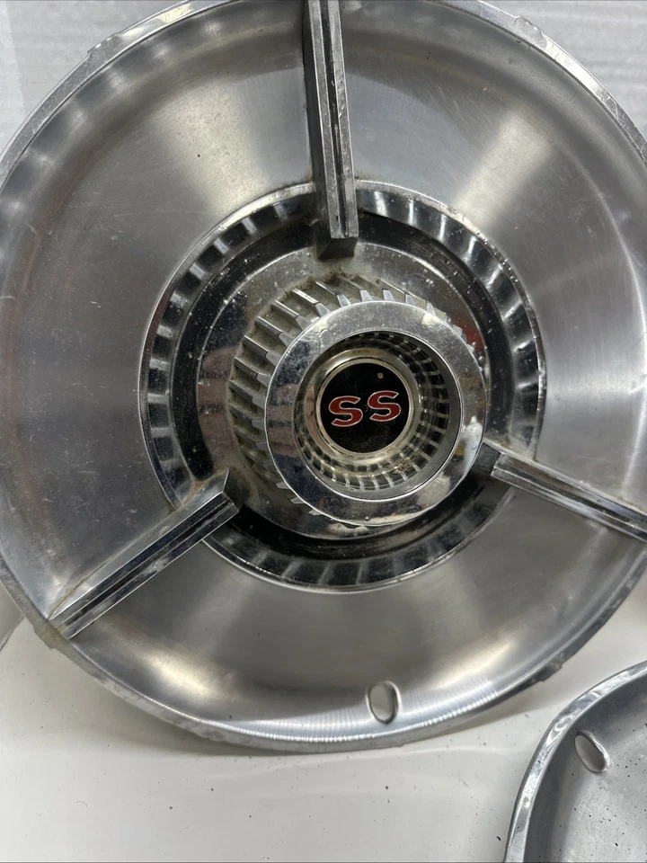 FIVE VINTAGE 1964 64 CHEVROLET CHEVY IMPALA  SS HUBCAPS WHEEL COVERS - Image 3 of 4