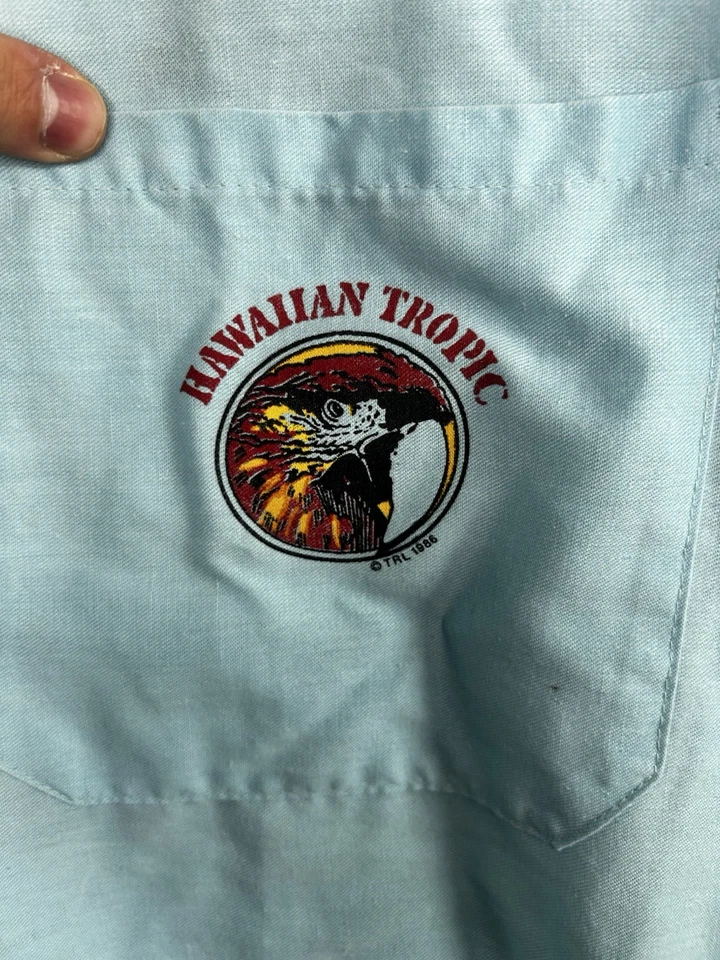 Camisa de Colección 1986 Hawaiian Tropic Cuello en V Talla Mediana Hecha en EE. UU. Azul Claro Foto 3 de 4