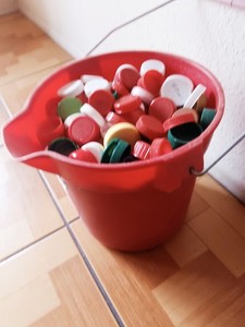 LOT of 100+ PLASTIC BOTTLE CAPS. ASSORTED. RANDOM SELECT