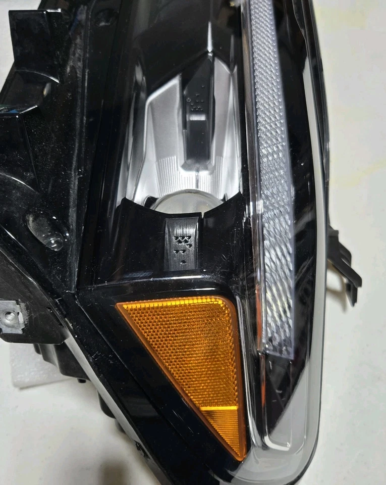 Faro pasajero izquierdo Chevrolet Colorado 2024-2025 OEM Foto 3 de 4