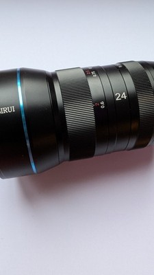 Sirui 24mm f/2.8 Anamorphic 1.33x   MFT Mount Objektiv für Blackmagic BPCC4k