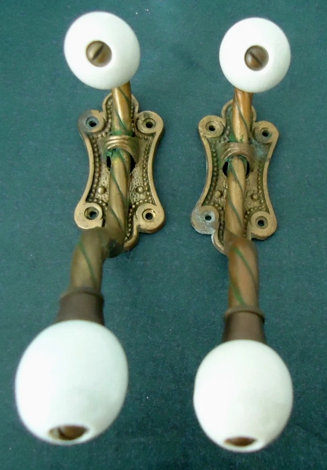 Juego de pares de ganchos de toalla de abrigo de doble bata de latón retorcido de colección puntas de porcelana blanca Foto 4 de 4