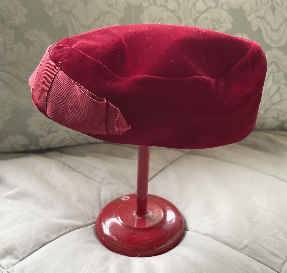 VINTAGE Red Velvet Beret Hat with Bow Magnin 21 display picture 3