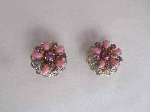 Beautiful vintage costume jewelry pink/purple beaded clip on earrings