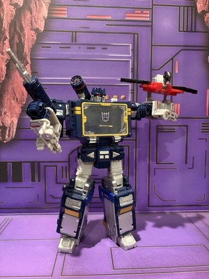 Transformers Dramatic Capture Series: Nemesis Bridge Soundwave and Laserbeak
