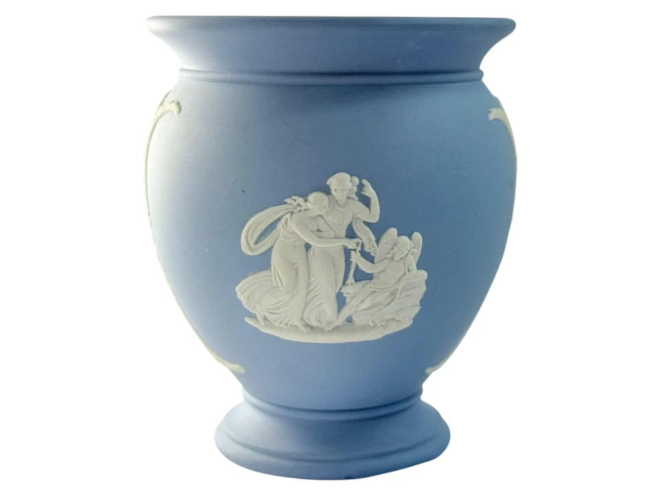Синяя ваза из яшмы Wedgwood — рельеф классической колесницы и фигурок — датирована 1964 годом - Изображение 2 из 4