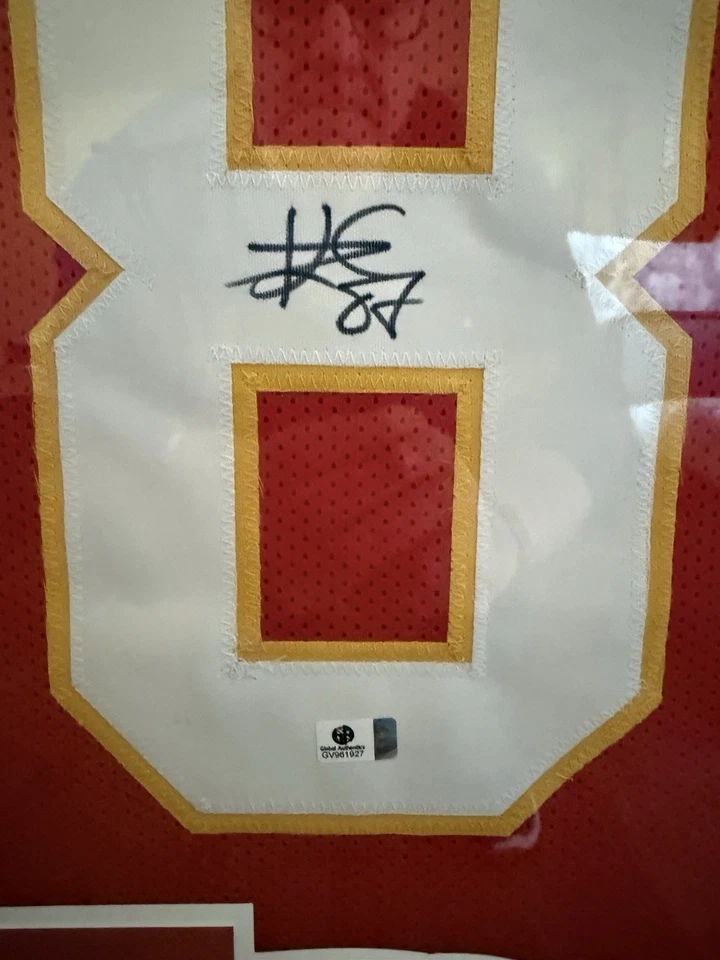 Camiseta Travis Kelce Autografiada y Enmarcada Roja Kansas City Certificada por Beckett Foto 2 de 3