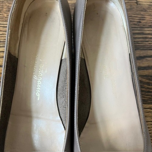 Zapatos de salón de ballet Salvatore Ferragamo gris topo Vara con arco de cuero para mujer 9,5 AA de colección - Imagen 5 de 11