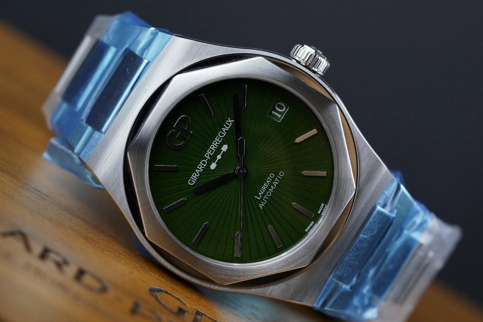 Girard Perregaux — Girard-Perregaux Laureato Eternity Green Limited Edition - 81010-11-433-11A