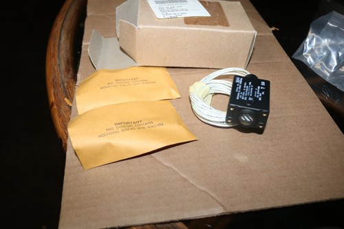 NOS Vought A-7 Corsair landing gear up indicator p/n CVC5848-3A - Picture 2 of 5