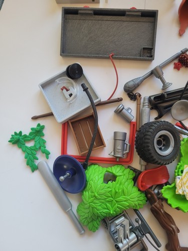 1.3 Lbs. Lot of Playmobil Assorted Pieces - Picture 11 of 14