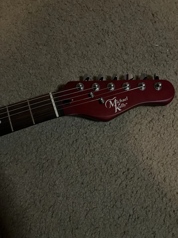 Michael Kelly 630p rojo trans Foto 2 de 2