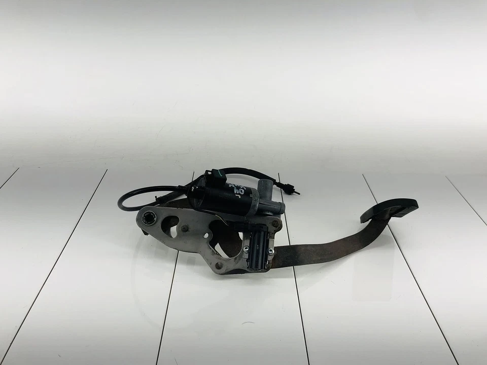 04-06 GMC YUKON XL 1500 6.0L V8 EMERGENCY FOOT BRAKE PEDAL OEM - Image 3 of 4