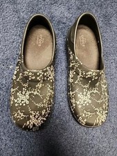 CROCS Triple Comfort Black Cherry Blossom Print Women's sz 7w
