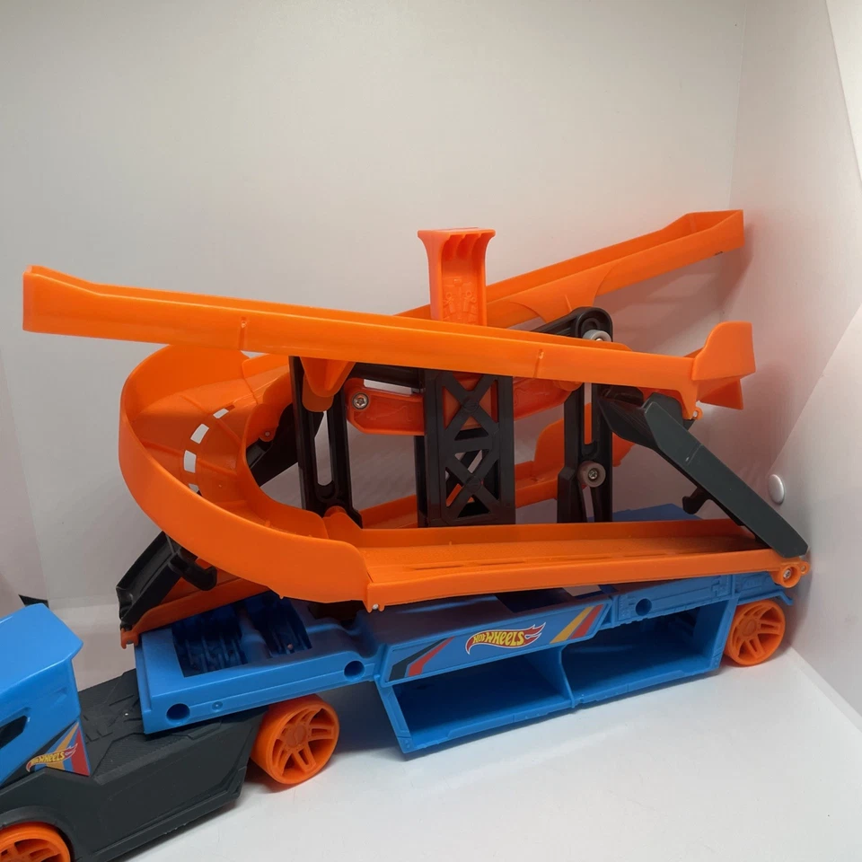 Mattel Hot Wheels City Lift and Launch Hauler Vehicle Semi Track 2019 GNM62 - Image 4 of 4