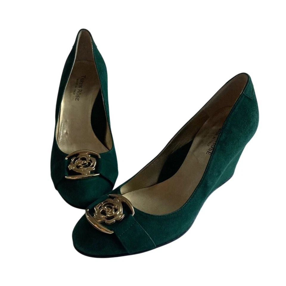 Bomba de tacón de cuña Taryn Rose 6,5 Kelly verde gamuza detalle dorado vacaciones glamour Foto 2 de 4