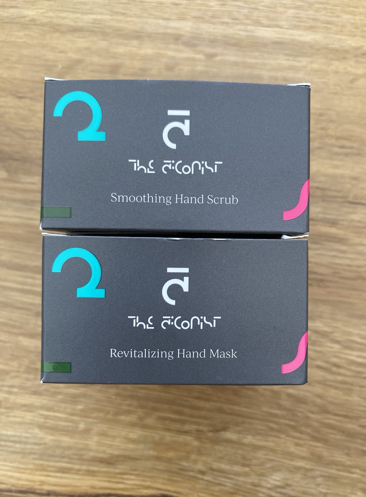 The Aiconist Handmaske + Peeling Revitalizing Hand Mask + Smoothing Hand Scrub