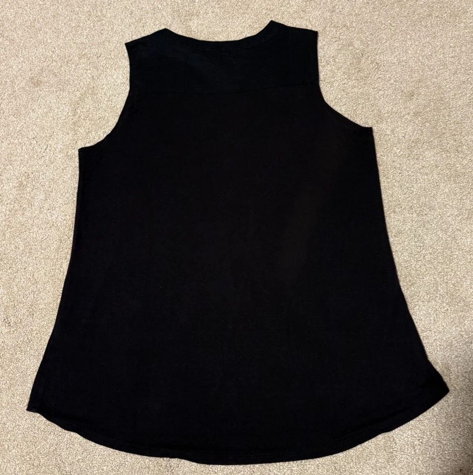 Blusa sin mangas para mujer Cable & Gauge cuello en V volantes plisada 3 botones negra, talla M Foto 2 de 4