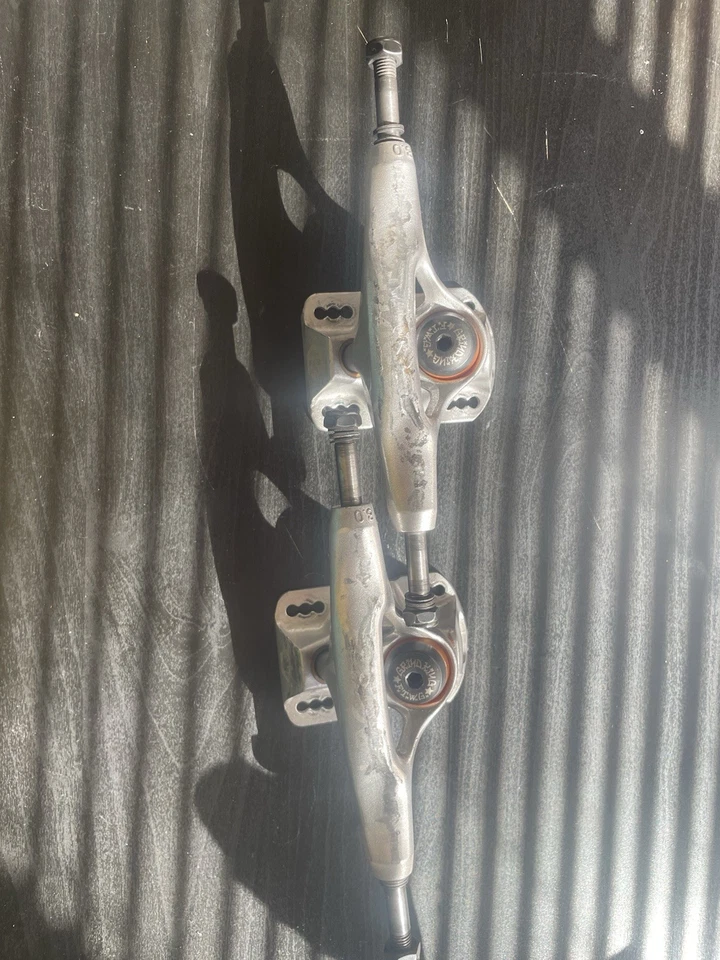 Camiones de skate Grindking Locker 8,0 Foto 2 de 3