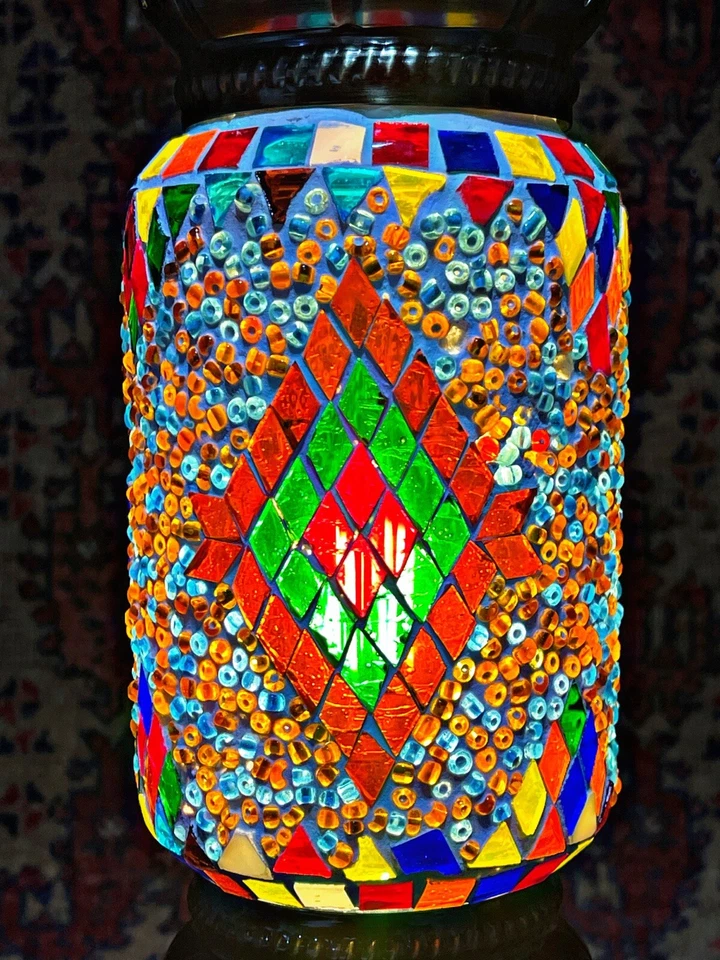 Lámpara colorida de mosaico turco marroquí con base de bronce hecha a mano Foto 2 de 4