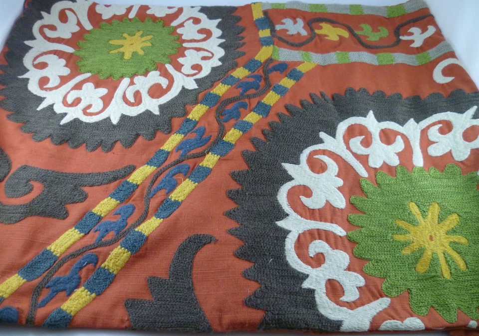 FUNDA ALMOHADA GRANERO CERÁMICA HOWELL SUZANI BORDADA NARANJA QUEMADO MARRÓN 20X36 Foto 4 de 4