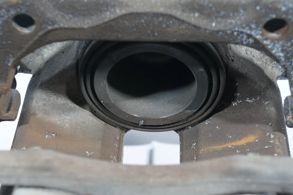 2008 - 2014 MERCEDES BENZ C300 RWD W204 FRONT LEFT BRAKE CALIPER OEM - Image 4 of 4