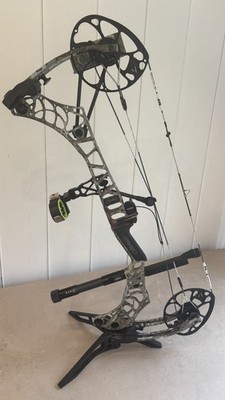 Mathews  V3 27  RH Bow w/ Sight, Stabilizer, Quiver, SKB Case 29.5'' draw, 60#
