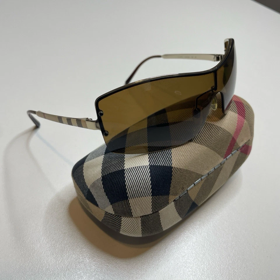 Óculos de sol Burberry Y2K escudo polarizado estilo Britney Spears feito na Itália B3073 - Imagem 4 de 4