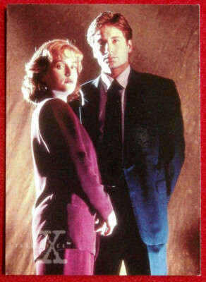 X-FILES - SEASON ONE - Card #03 - FOX MULDER AND DANA SCULLY - Topps - 1996