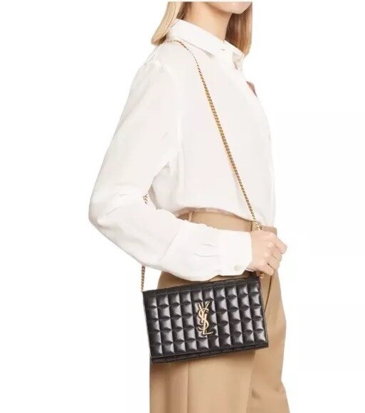 Portafoglio SAINT LAURENT Cassandre YSL su catena in pelle liscia trapuntata