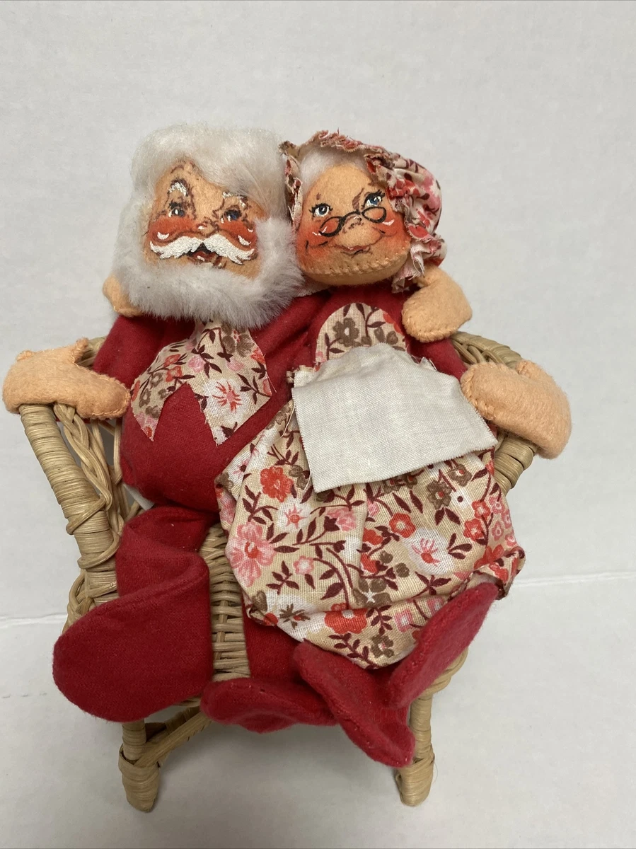 Vintage Annalee Doll Mobilitee 1971 Mr Mrs Santa Claus on Wicker Chair USA