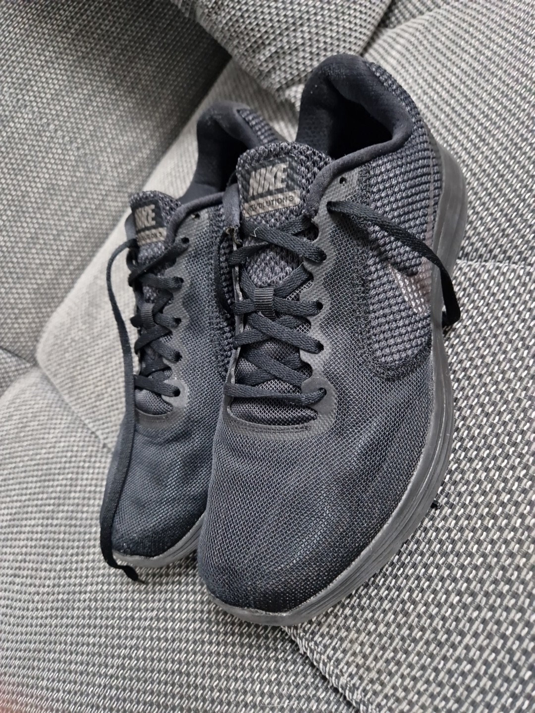 black nike trainers size 9