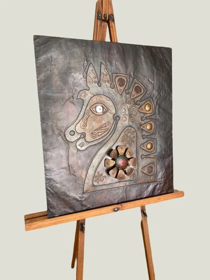 Arte de pared de metal Intaglio CABEZA DE CABALLO MEDIADOS DE SIGLO cobre y bronce sobre madera firmado Foto 3 de 4