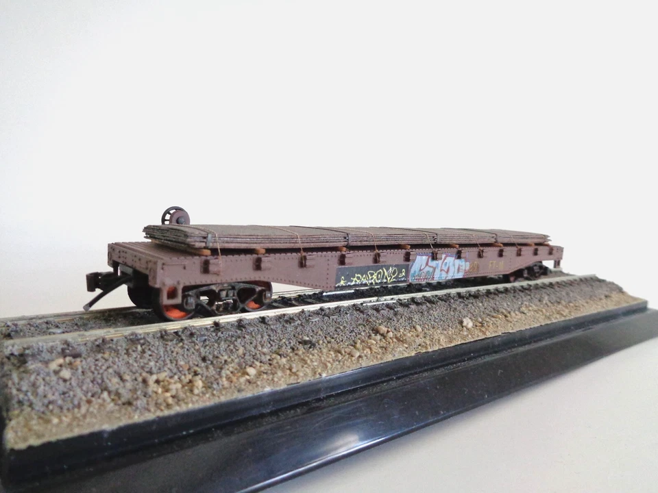Model Power HO 50' Flatcar Santa Fe w/Custom Steel Sheet Load, Graffiti, Weathed - Image 2 of 4