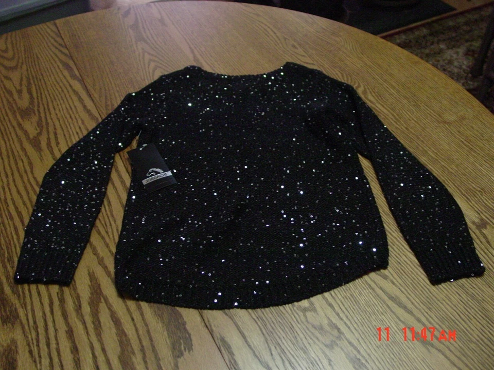 Suéter de vacaciones con lentejuelas negras plateadas de Jordache para niñas Foto 3 de 3