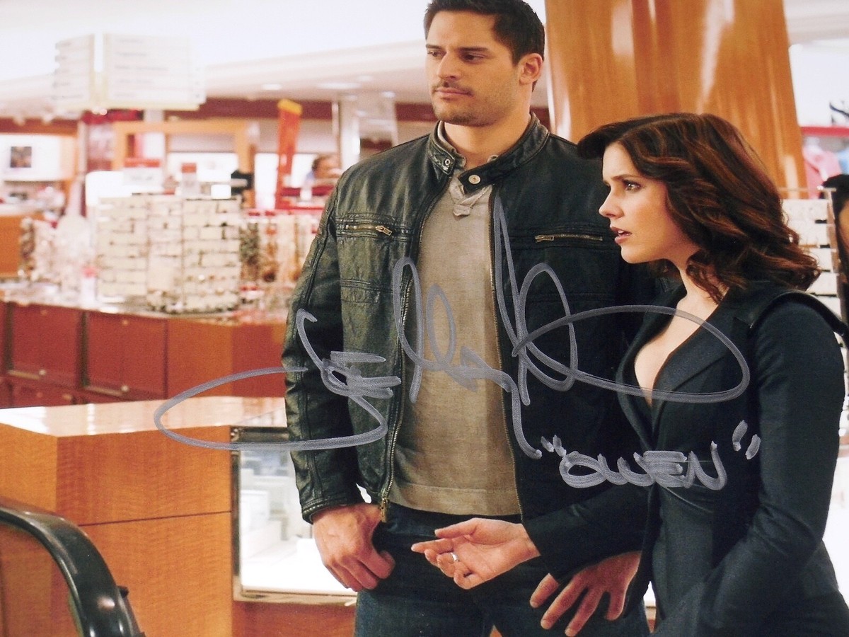 JOE MANGANIELLO AUTOGRAPHED 11x14 COLOR PHOTO (ONE TREE HILL
