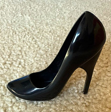 Petit cake topper à chaussures stiletto en plastique 