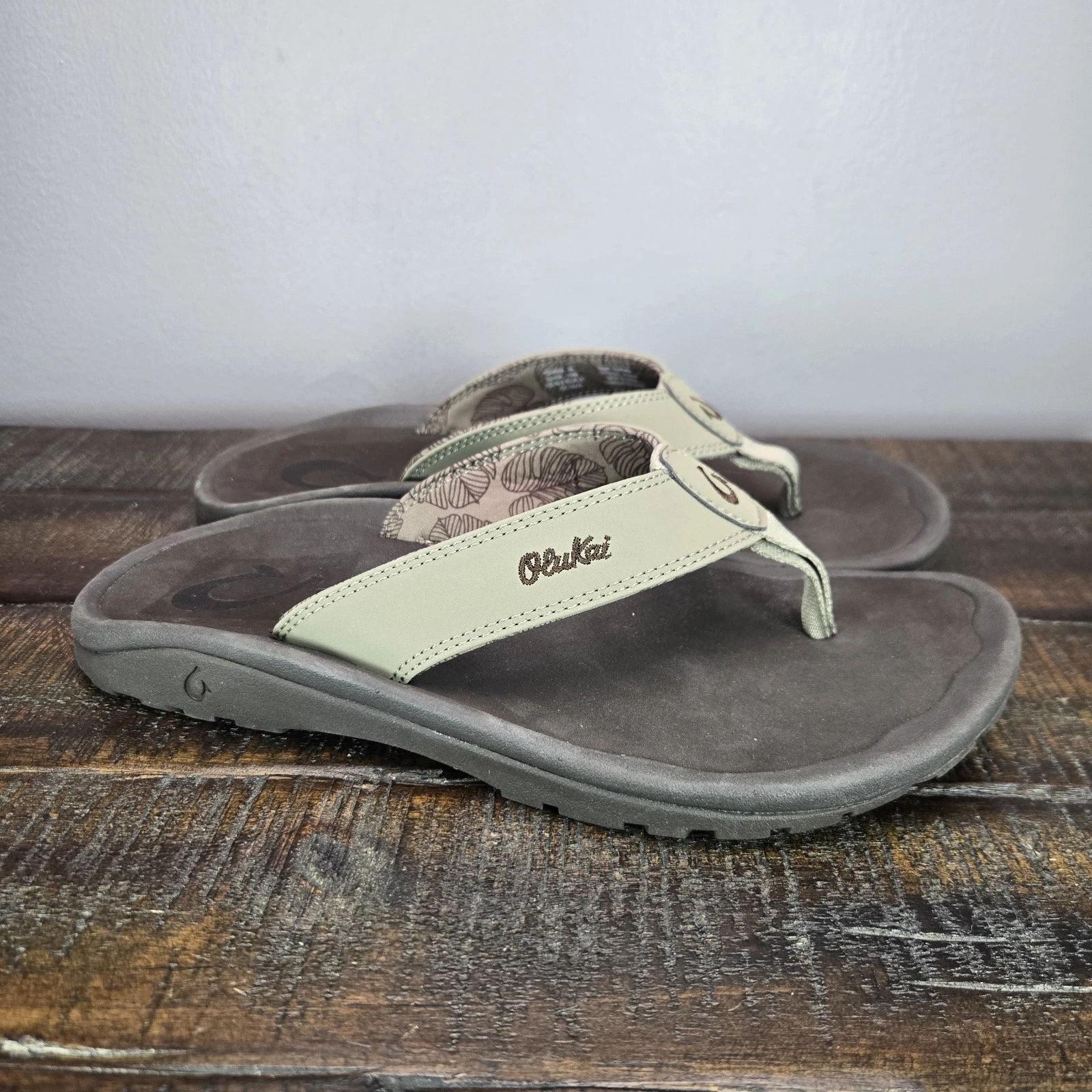 OluKai Ohana Mens Size 8 Slip On Flip Flops Beach Sandals Foam Brown Black
Opens in a new window or 