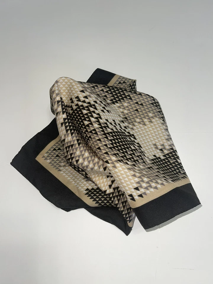 Pañuelo/cuello cuadrado de bolsillo negro neutro, dorado, gris y blanco geométrico 20" Foto 3 de 4